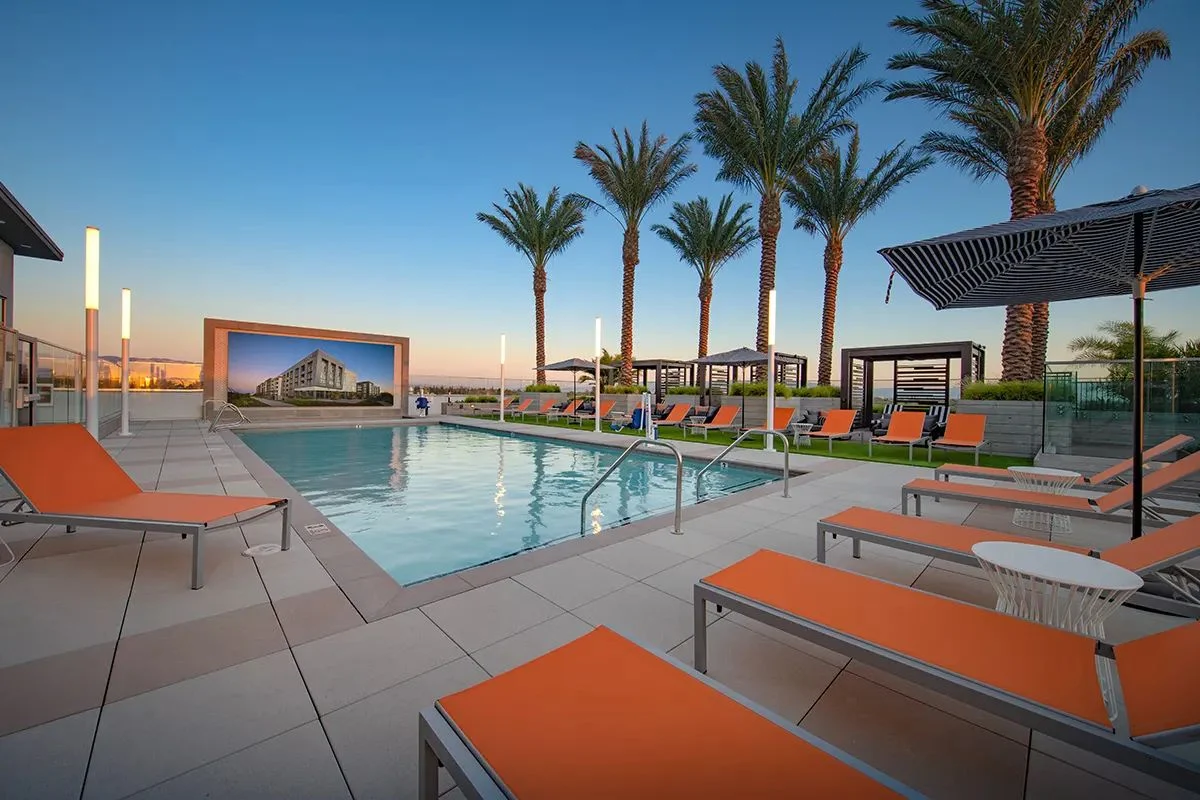 Anton Aspire: Pool deck