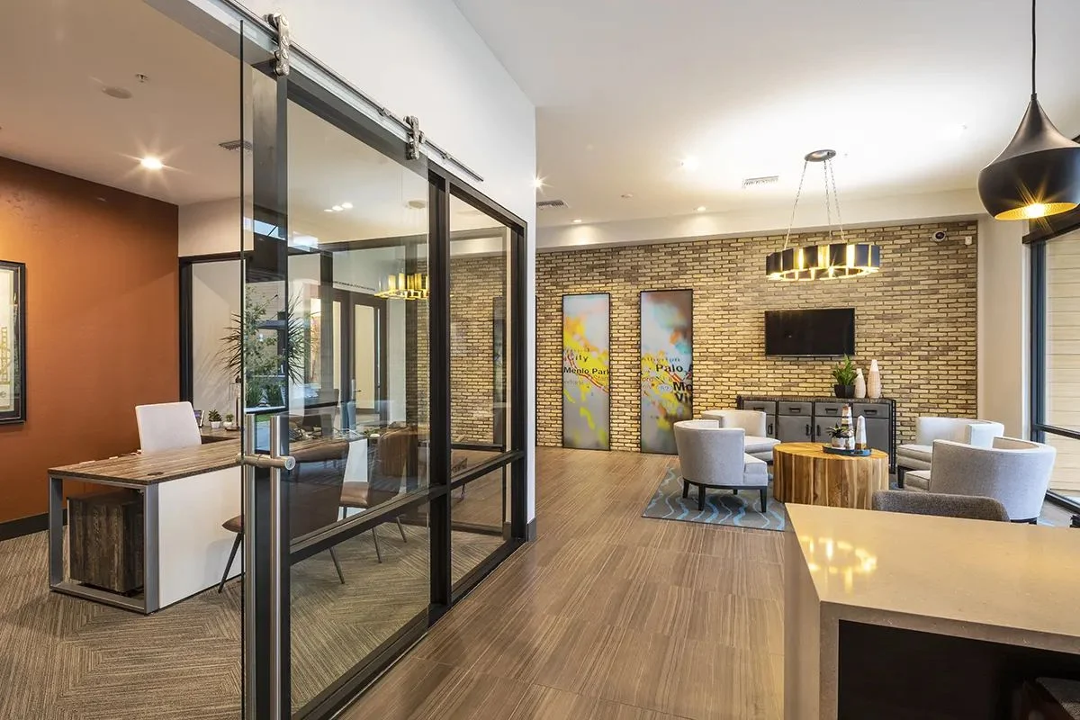 Anton Menlo: Leasing office